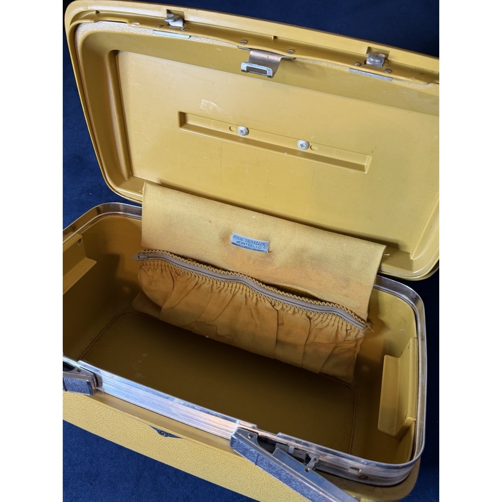 Vtg Royal Traveler Hard Shell Cosmetic Train Case Yellow Montbello No Key